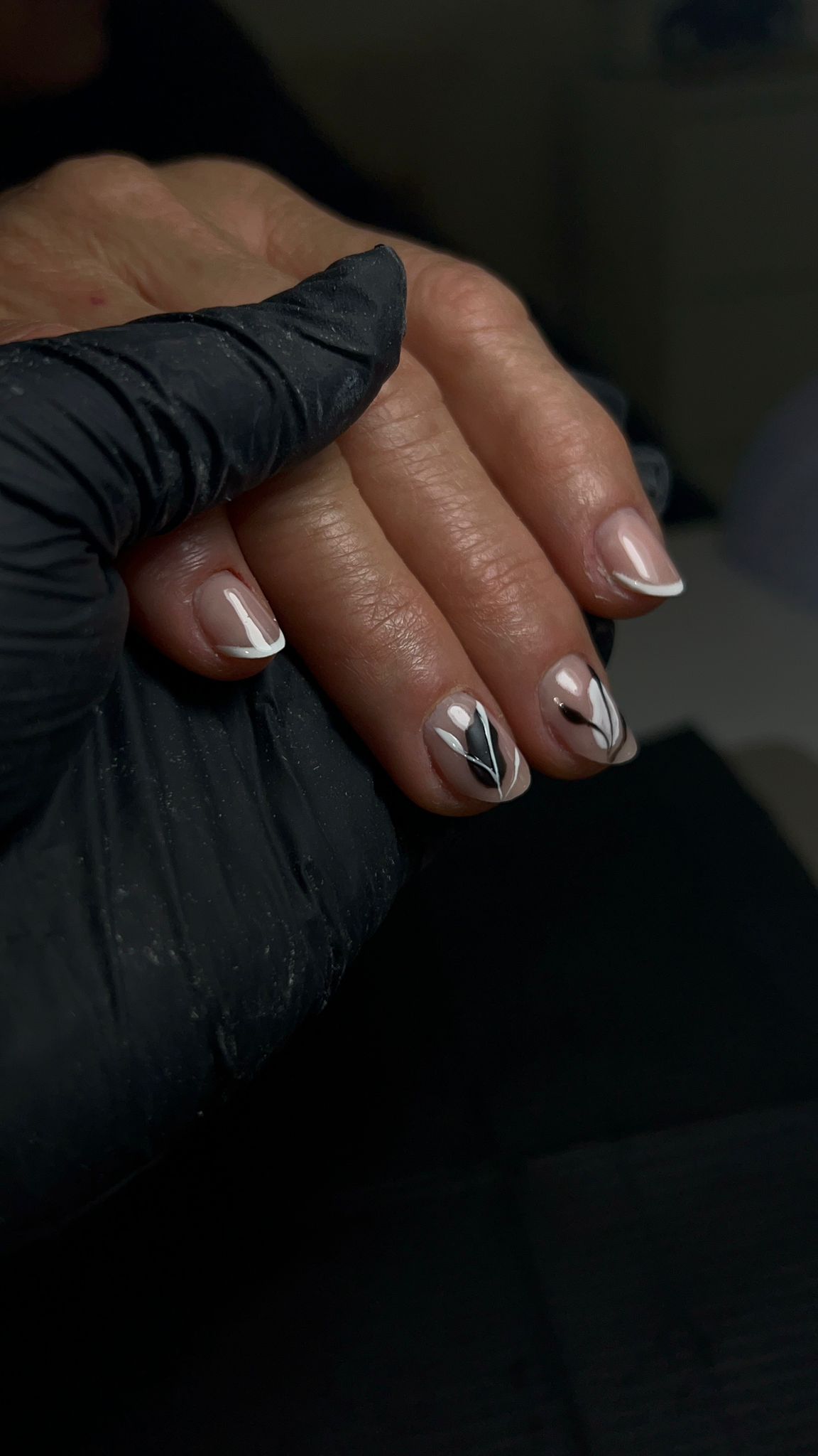 Imagem de uma mão com manicure aplicada